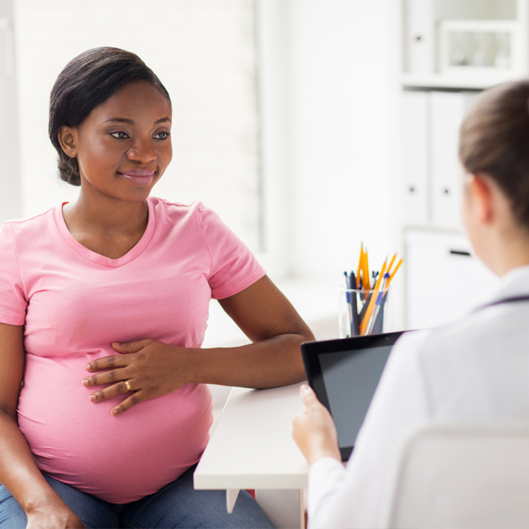 Femme enceinte en consultation avec son gynécologue