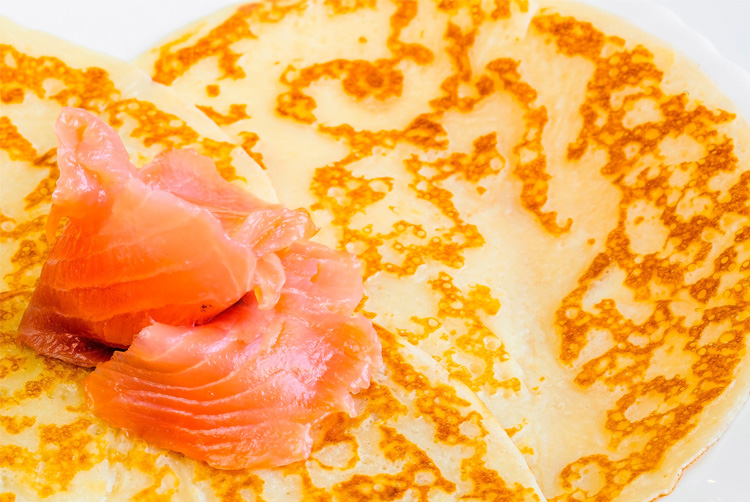 Gâteau de crêpes au saumon