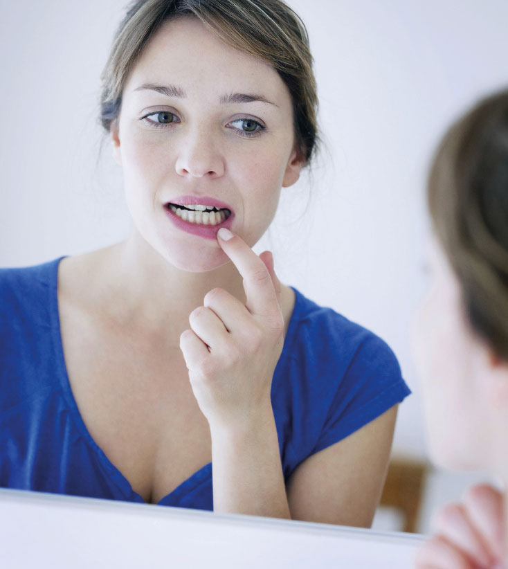 Femme qui montre ses dents