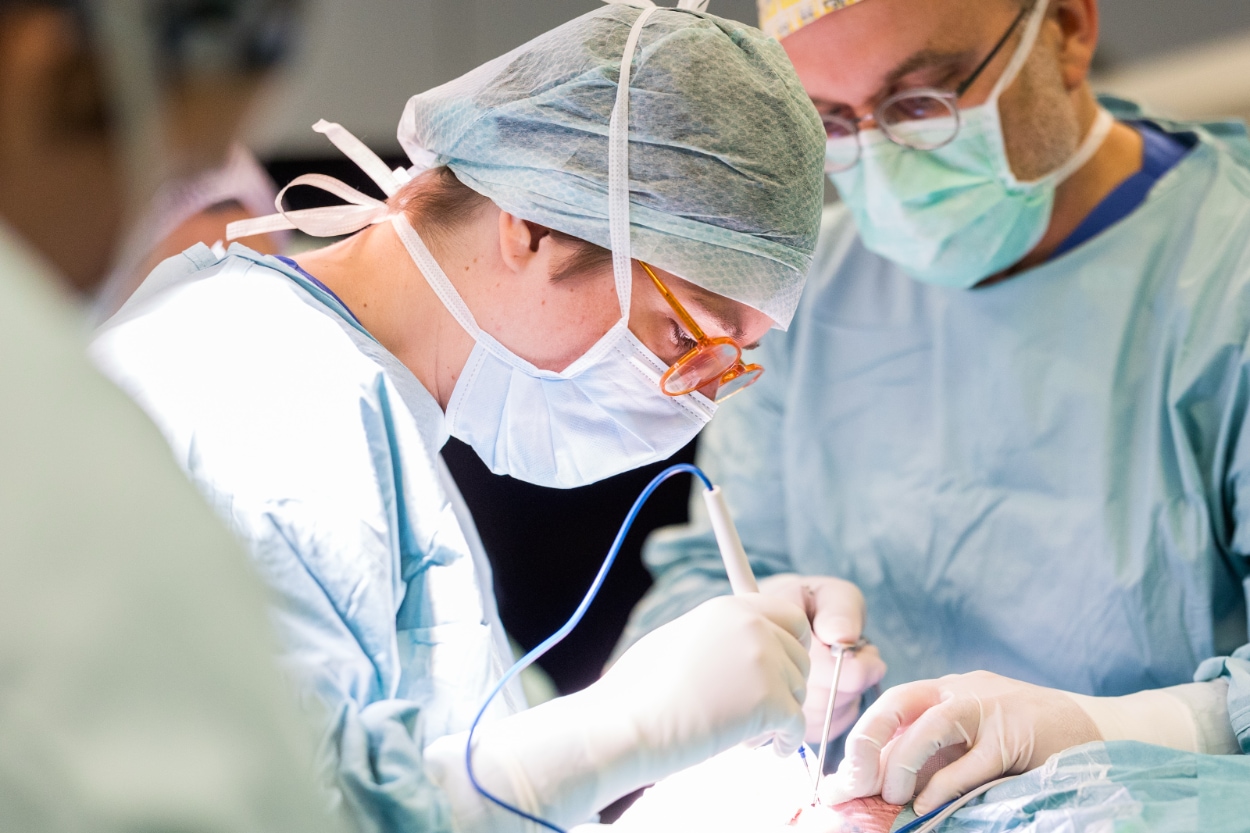 Photo du Dr Gilis au Bloc opératoire