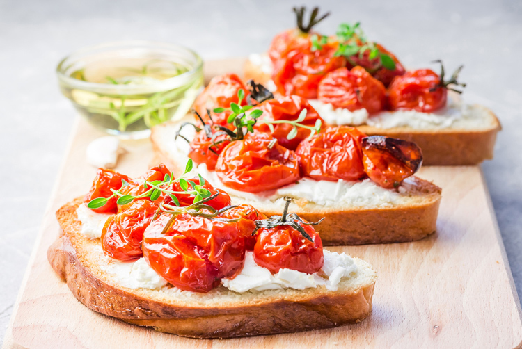 Toasts ricotta et tomates rôties