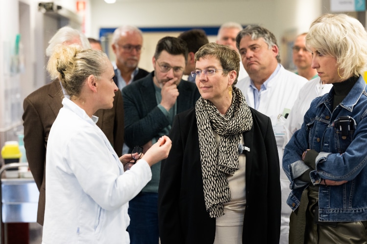 Photo de la Ministre lors de la visite des urgences adultes