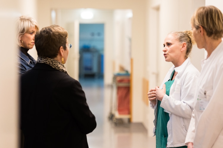 Photo de la Ministre lors de la visite des urgences adultes