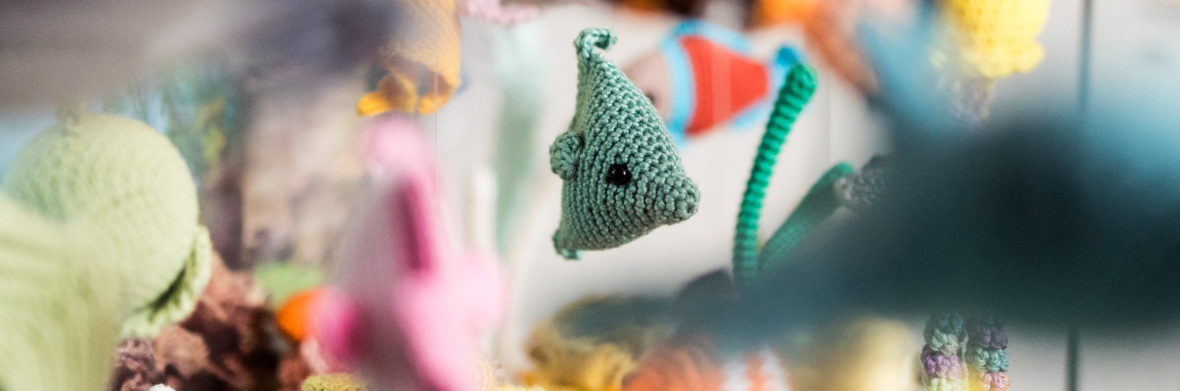 Un aquarium rempli d’animaux aquatiques en coton décore désormais la salle des parents en néonatologie