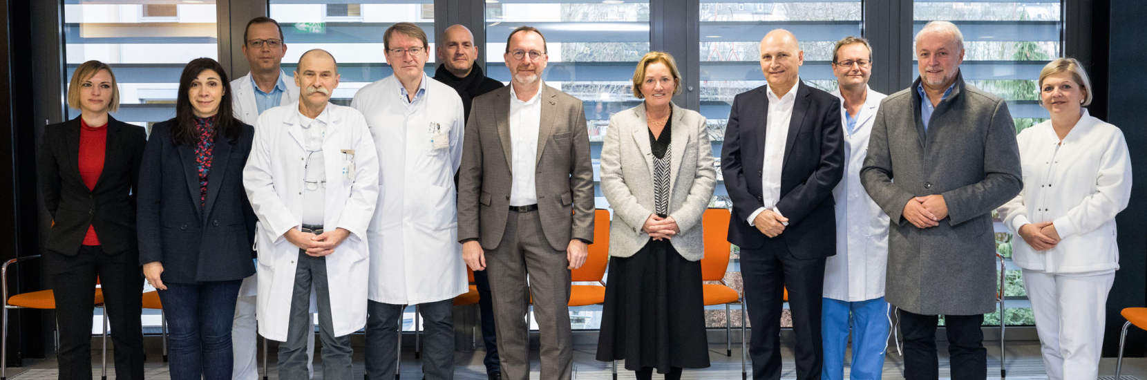 La ministre de la Santé, Mme Paulette Lenert, et le ministre des Sports, M Georges Engel visitent la Clinique du Sport du CHL